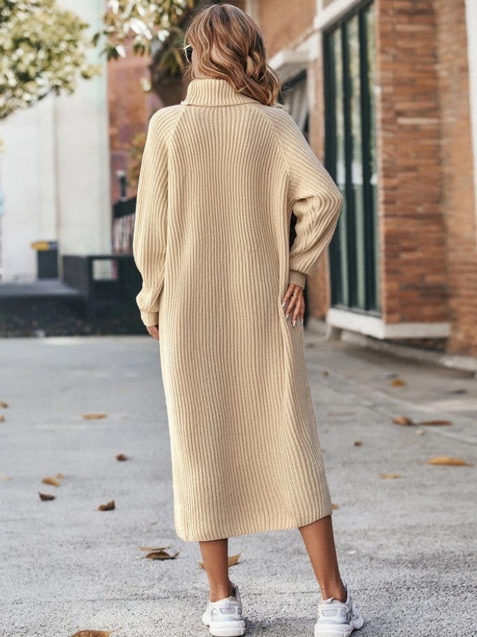 Kobieta w długiej prążkowanej sukience z golfem