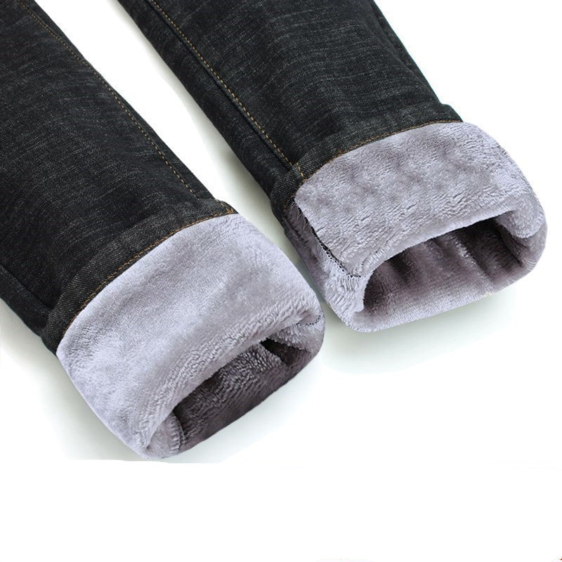 Kobieta w ocieplanych jeansach rurkach