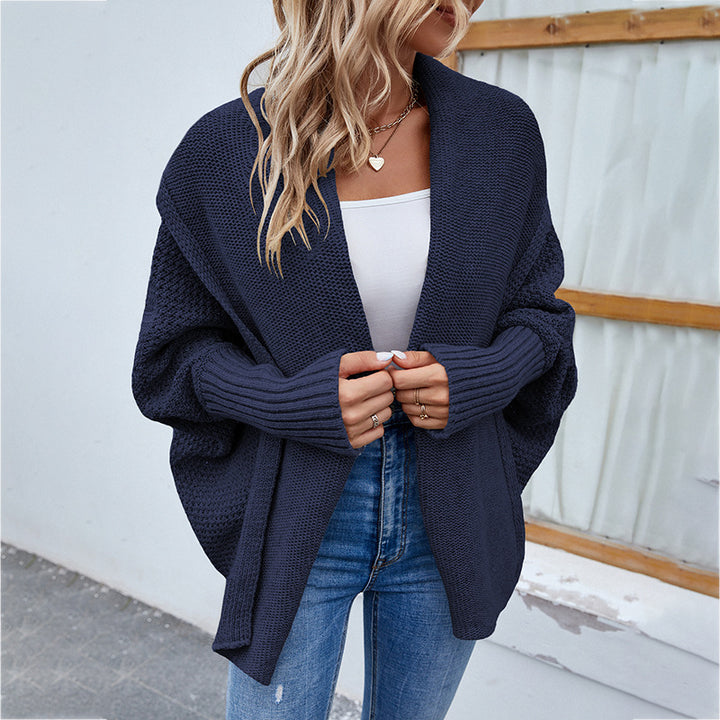 Kobieta w kardiganie oversize z szerokim kołnierzem