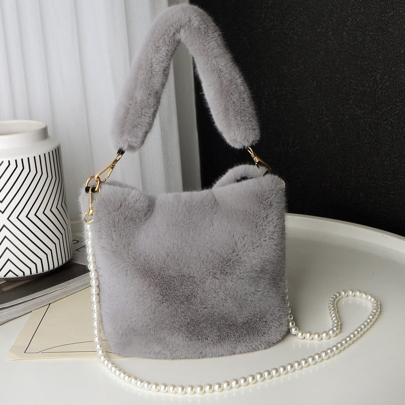 Puszysta torebka worek z perłowym łańcuszkiem