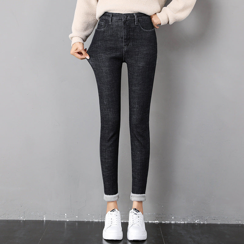 Kobieta w ocieplanych jeansach rurkach