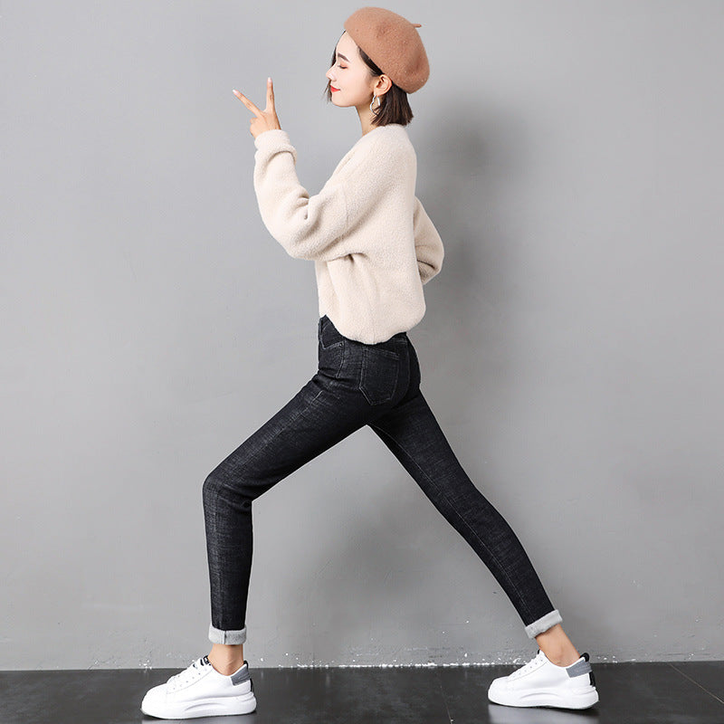 Kobieta w ocieplanych jeansach rurkach