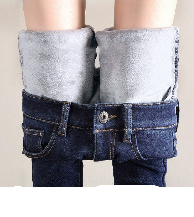Kobieta w ocieplanych jeansach rurkach