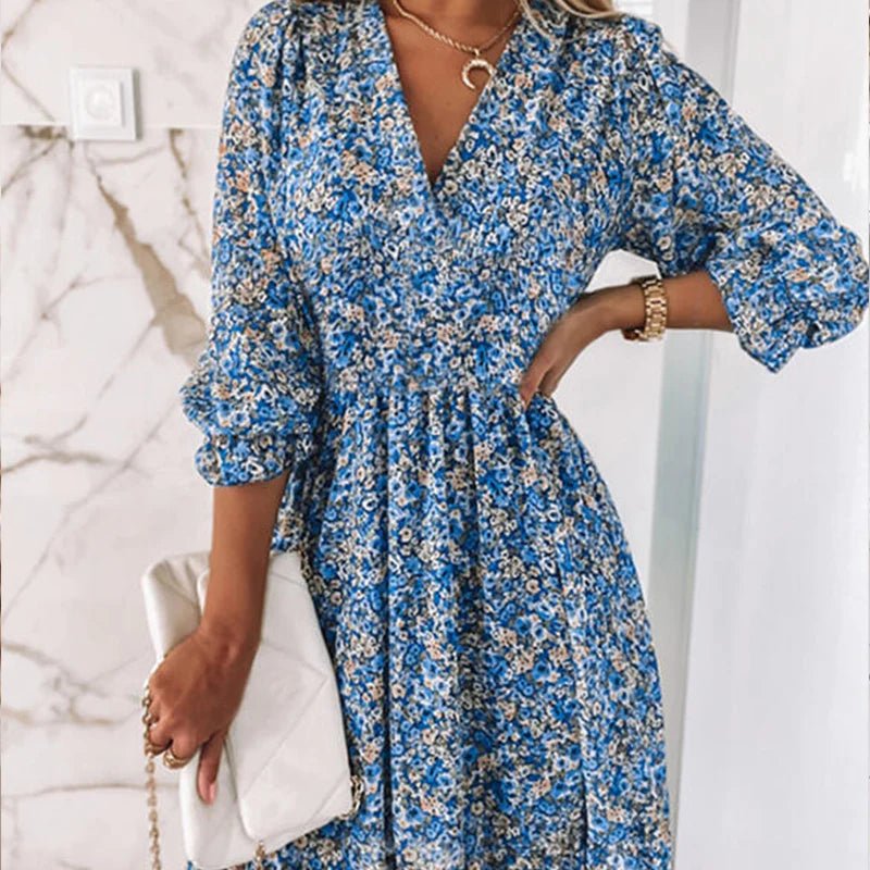 Penelope | Elegancka Sukienka w Kwiaty z Dekoltem w Serek