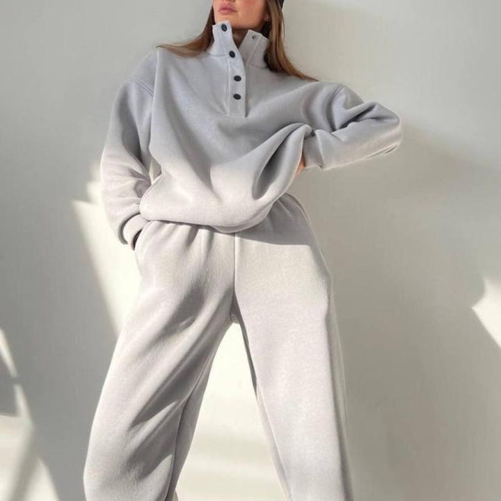 Kobieta w polarowym komplecie oversize