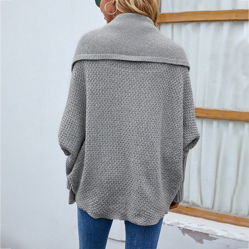 Kobieta w kardiganie oversize z szerokim kołnierzem