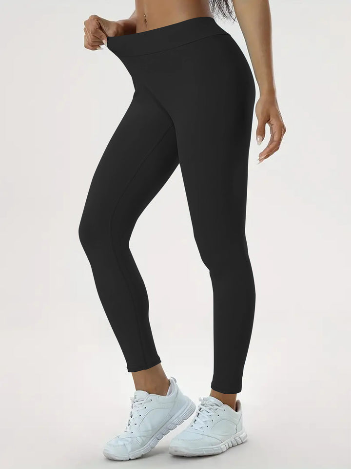 Kobieta w legginsach push up z wysokim stanem