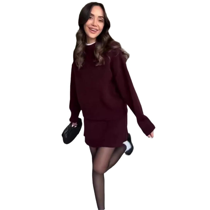 Kobieta w dzianinowym komplecie sweter i spódnica mini