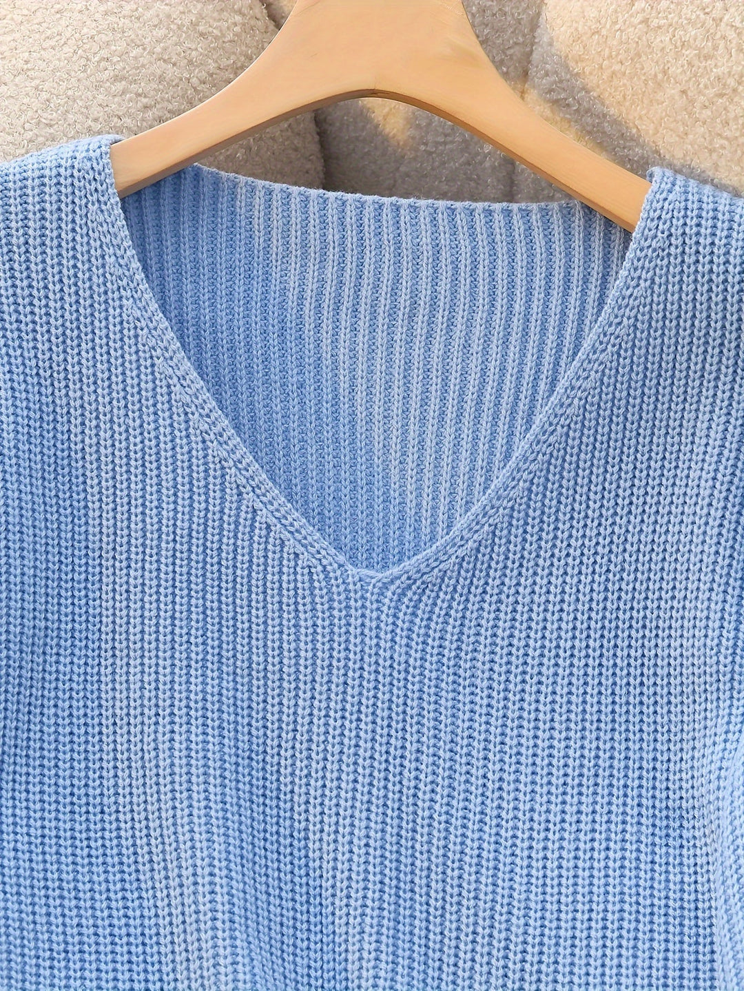 Verity | Sweter z prążkowanym dekoltem w serek