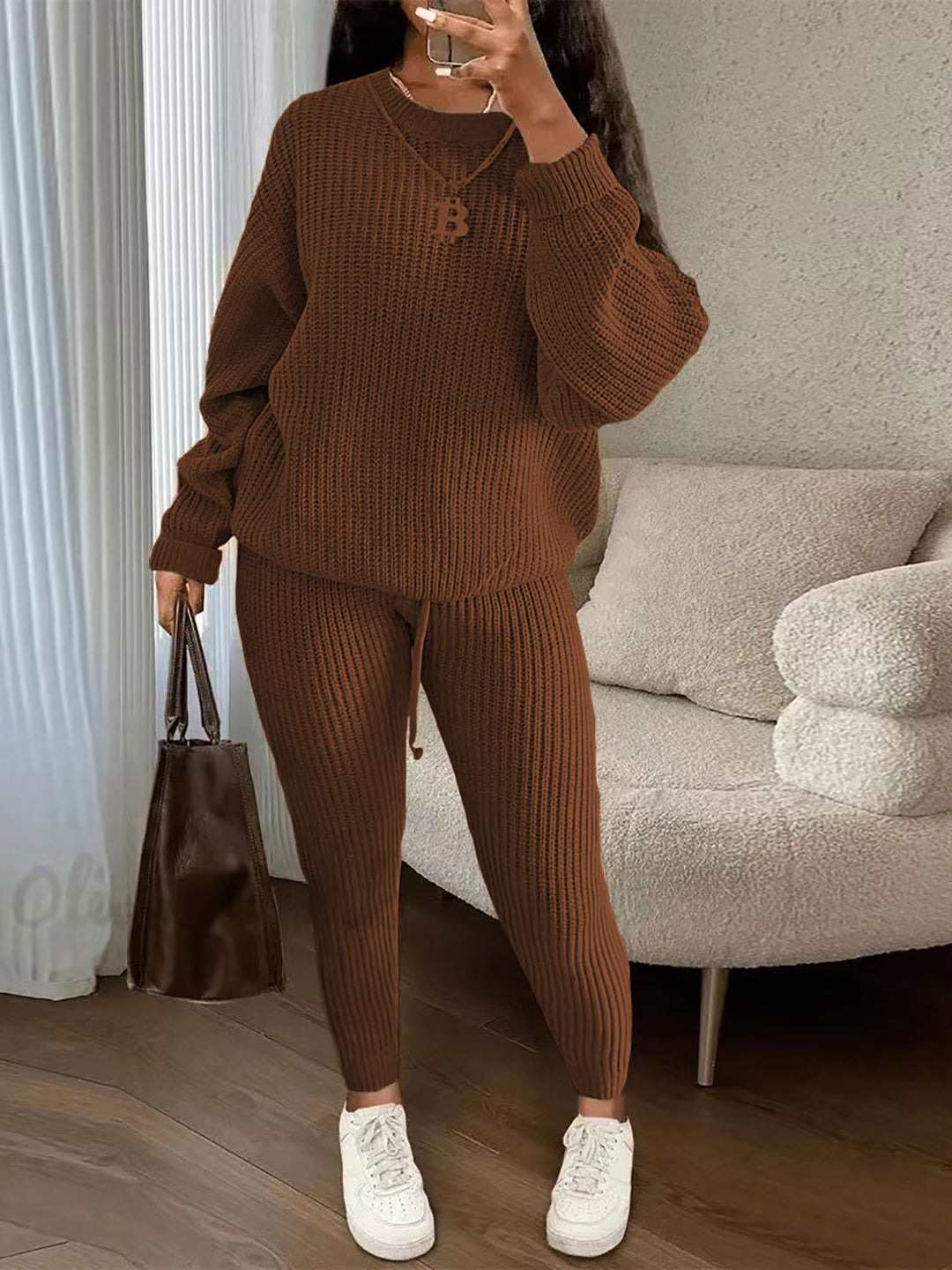 Kobieta w prążkowanym dzianinowym komplecie sweter i spodnie
