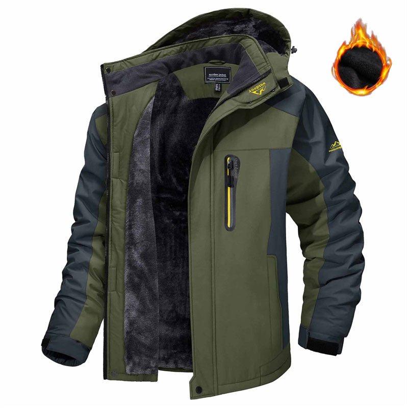 Mężczyzna w ciemnej parce zimowej z kapturem na polarze