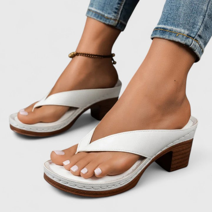 Adrienne | Ponadczasowe sandały na słupku