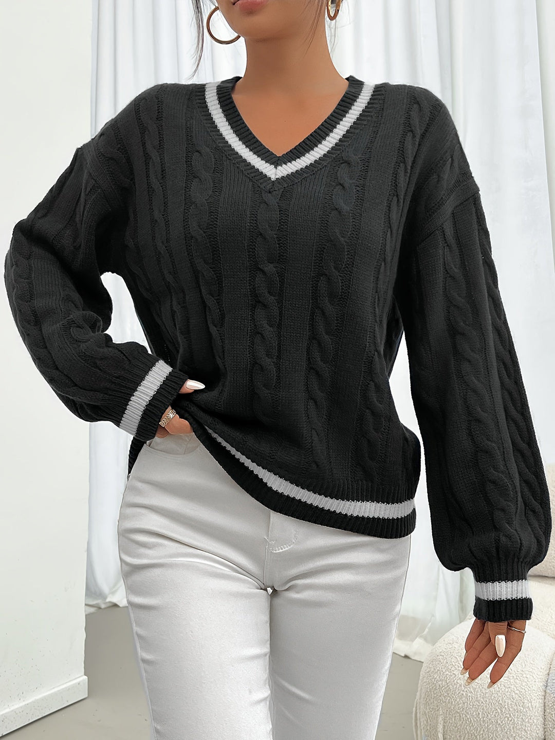 Camryn | Sweter z dekoltem w serek, pleciony w warkocze
