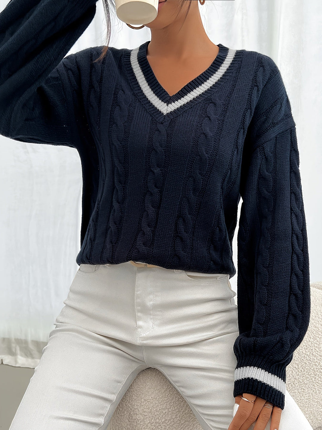 Camryn | Sweter z dekoltem w serek, pleciony w warkocze