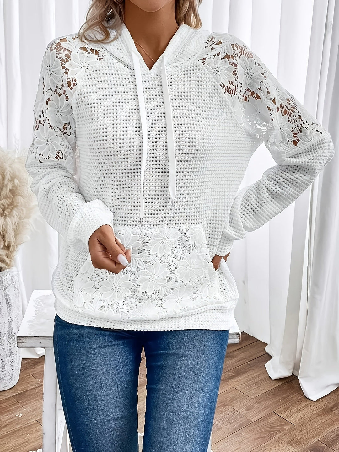 Linnea | Bluza z kapturem z kwiatowym wykończeniem