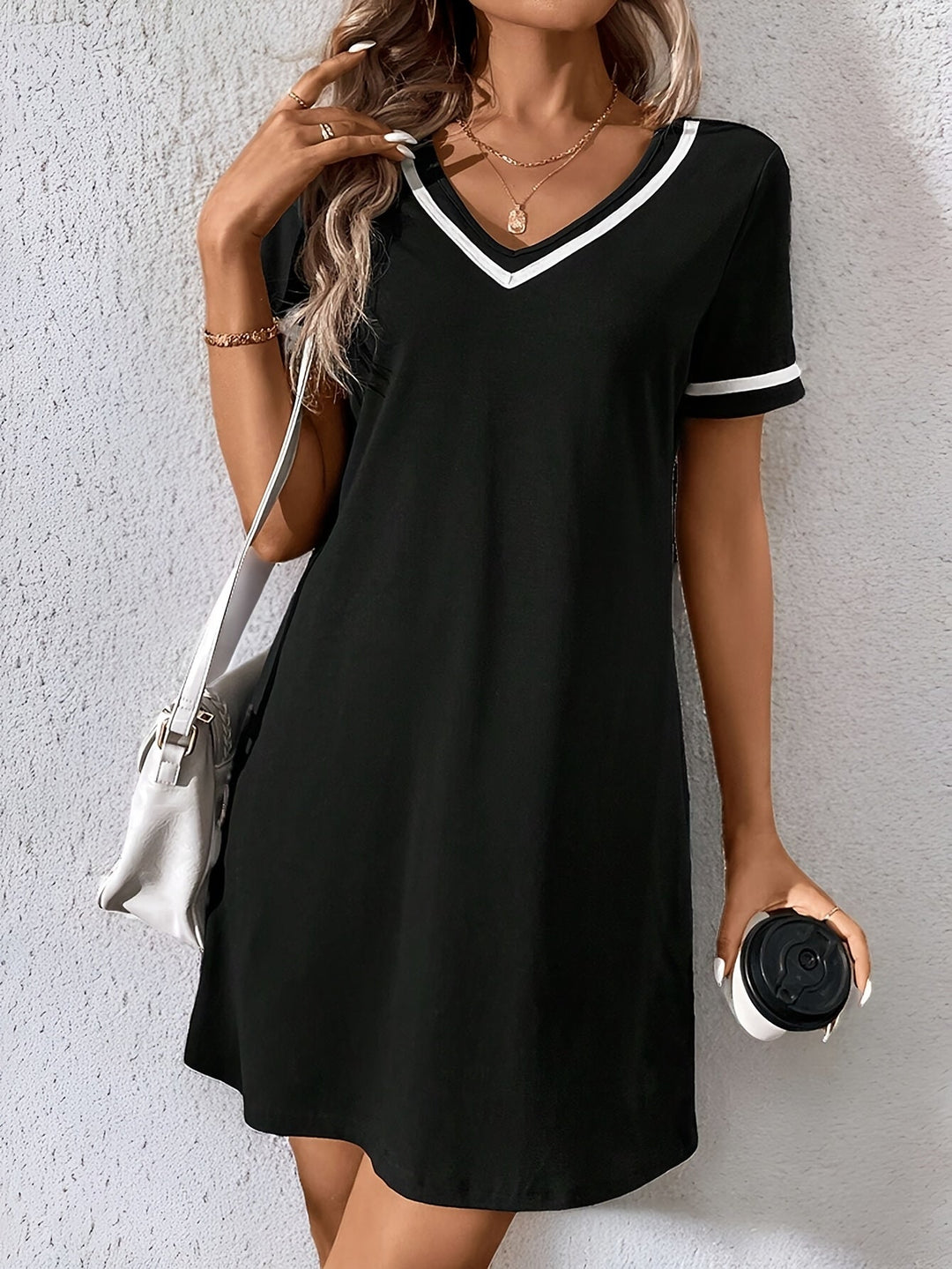 Corinne | Sukienka w stylu shift z dekoltem w serek w kolorze blokowym