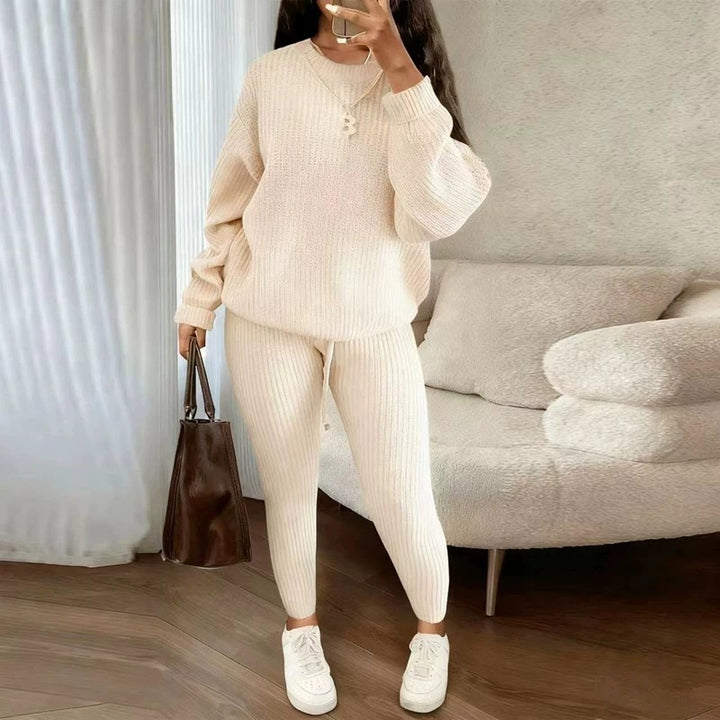 Kobieta w prążkowanym dzianinowym komplecie sweter i spodnie