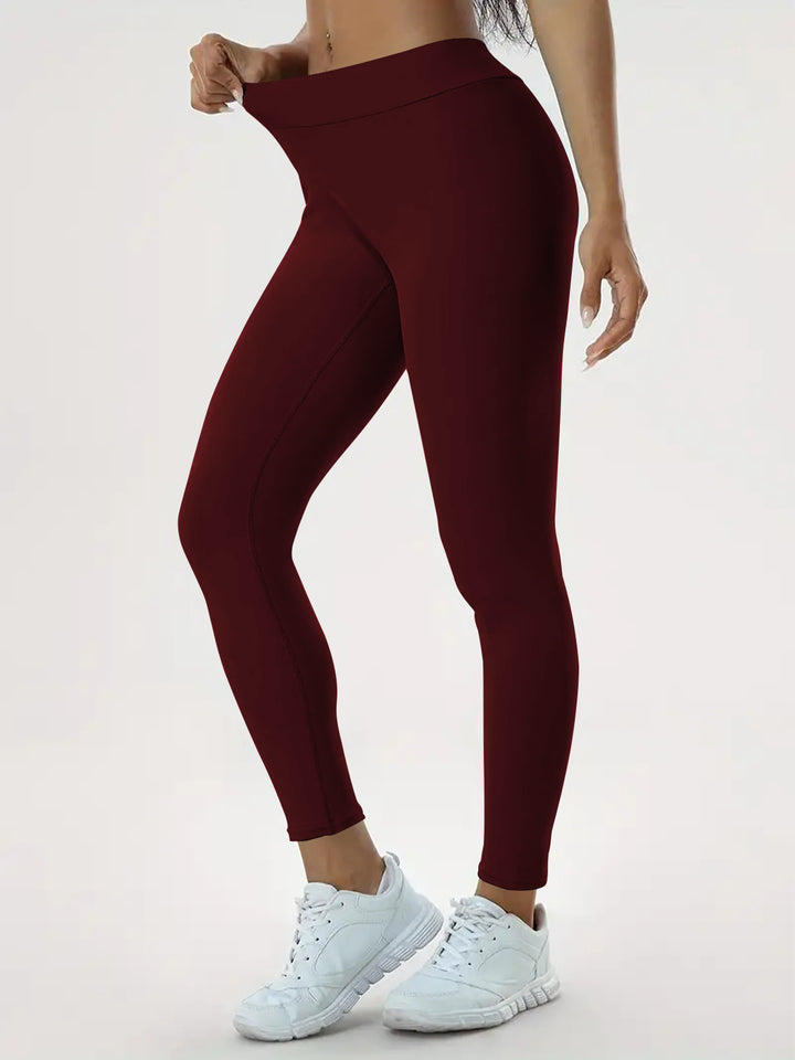 Kobieta w legginsach push up z wysokim stanem